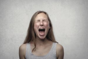 Femme qui crie
