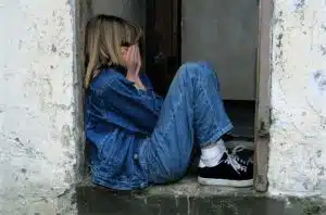 jeune fille tete dans les mains