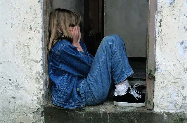 jeune fille tete dans les mains
